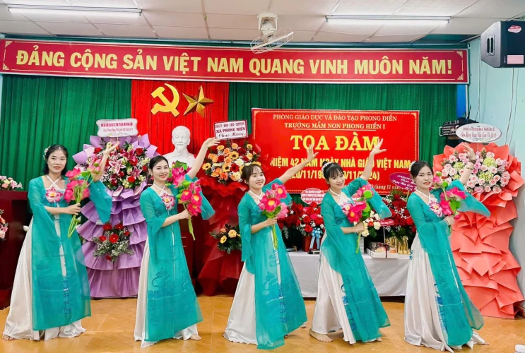 Trường Mầm non Phong Hiền I tổ chức toạ đàm kỷ niệm 42 năm Ngày Nhà giáo Việt Nam