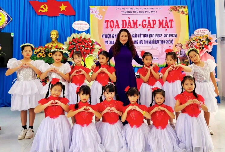 Trường Tiểu học Phú Mỹ 1 tổ chức Lễ kỷ niệm 42 năm ngày Nhà giáo Việt Nam 20/11