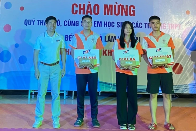 Học sinh Trường THPT Chuyên Lê Quý Đôn tham quan trải nghiệm tại phân hiệu Khánh Hòa