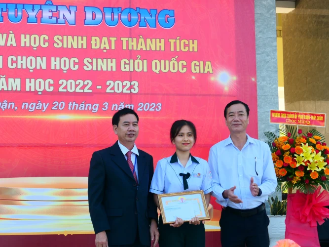 Lễ tuyên dương học sinh và giáo viên đạt thành tích trong kì thi chọn Học sinh giỏi Quốc gia THPT