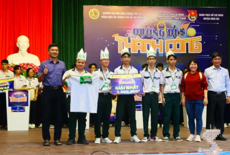 Trường THPT Chuyên Lê Quý Đôn vô địch cuộc thi "Đường đến thành công"