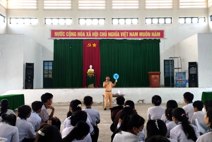 Trường THPT Phan Chu Trinh tổ chức tuyên truyền An toàn giao thông