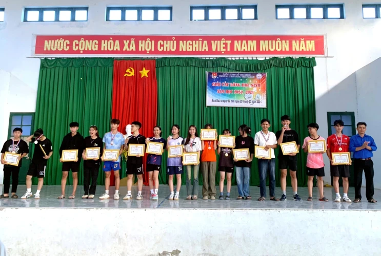 Bế mạc giải cầu lông học sinh năm học 2023 - 2024