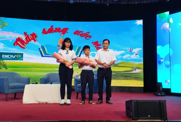 Hai học sinh trường THPT Phan Chu Trinh nhận học bổng thắp sáng ước mơ.