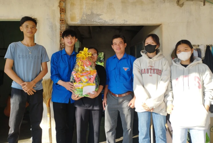 Đoàn TN trường THPT Phan Chu Trinh mang niềm vui xuân đến với học sinh.