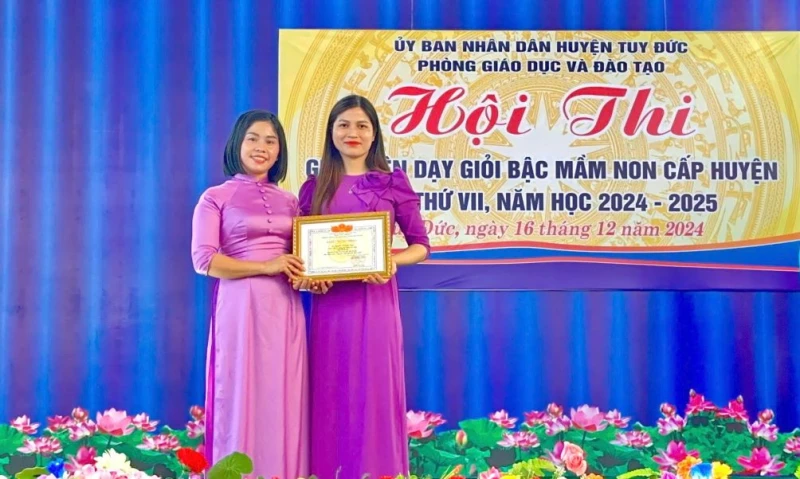 Trao giải giáo viên dạy giỏi ở huyện biên giới Đắk Nông