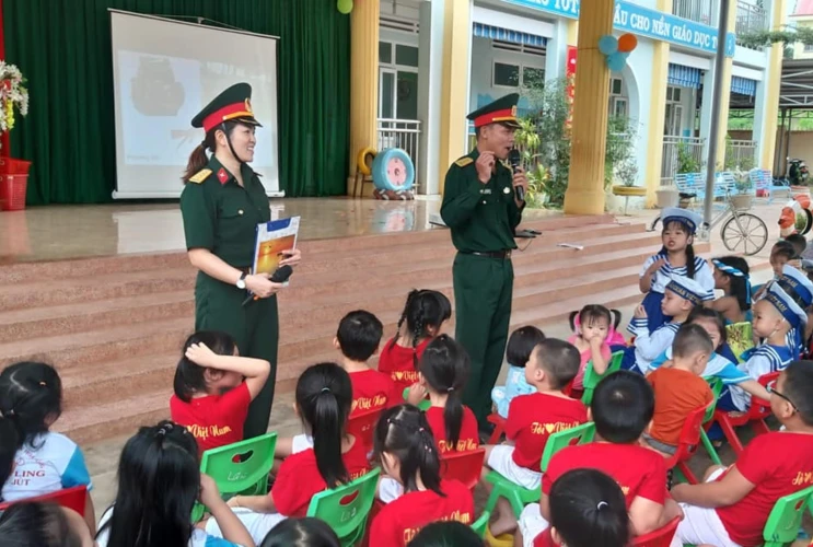 Hoạt động trải nghiệm giao lưu – “Cháu yêu chú bộ đội”