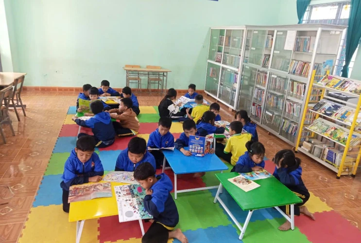 Hoạt động tại thư viện Trường TH-THCS Nguyễn Viết Xuân