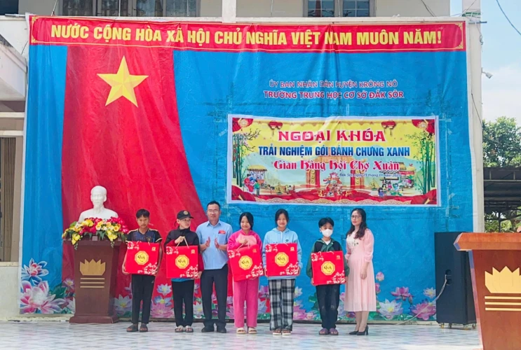 Hội Chợ Xuân Rộn Ràng Tại Trường THCS Đắk Sôr