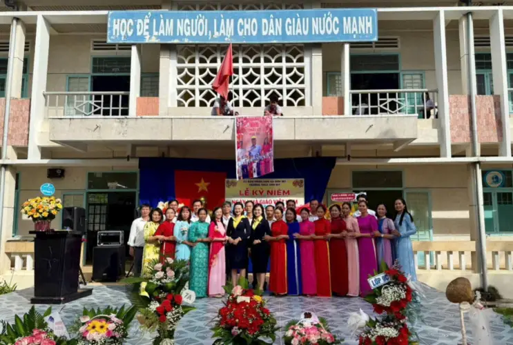 Sân Trường THCS Sơn Mỹ Bừng Sắc Hoa Tri Ân Ngày Nhà Giáo (20/11/2025)
