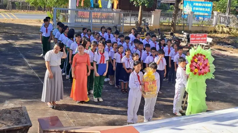 Thầy Trò Trường THCS Sơn Mỹ Dâng Nén Hương Tri Ân Các Anh Hùng Liệt Sĩ