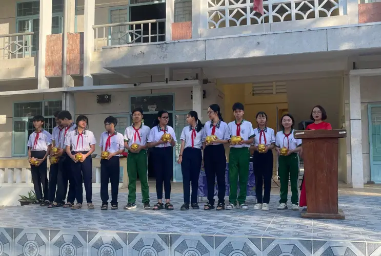 Trường THCS Sơn Mỹ Lan Tỏa Yêu Thương Qua Hoạt Động “Đập Heo Đất” Gây Quỹ Tết