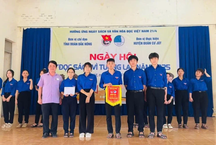 Hoạt Động Ý Nghĩa Của Thầy Trò Trường THPT Phan Bội Châu Trong Ngày Sách và Văn Hóa Đọc Việt Nam 2025