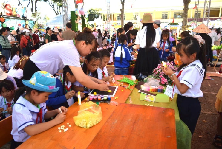 Sôi nổi Ngày hội giáo dục STEM