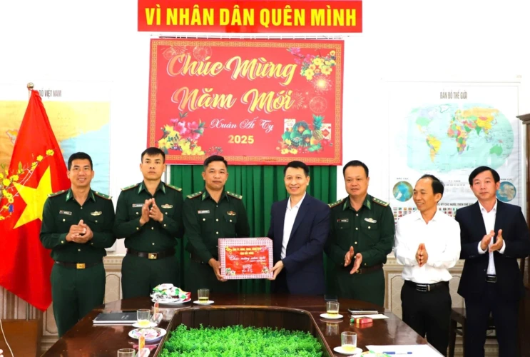 Trưởng Ban Tuyên giáo Tỉnh ủy thăm, chúc tết các đồn biên phòng