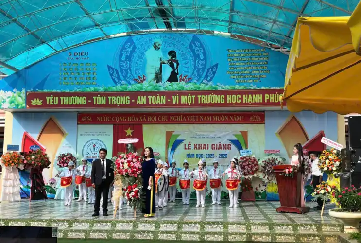 Tưng bừng khai giảng năm học mới tại trường Tiểu học Trần Quốc Toản