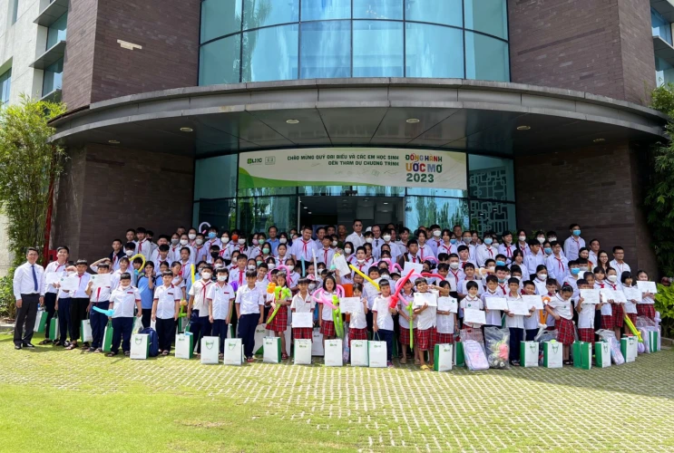 450 suất học bổng “Đồng hành ước mơ” trao cho các em học sinh hiếu học vượt khó