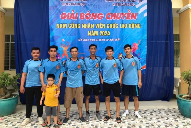 Liên quân trường Nguyễn An Ninh và Long Thượng tham gia giải bóng chuyền nam