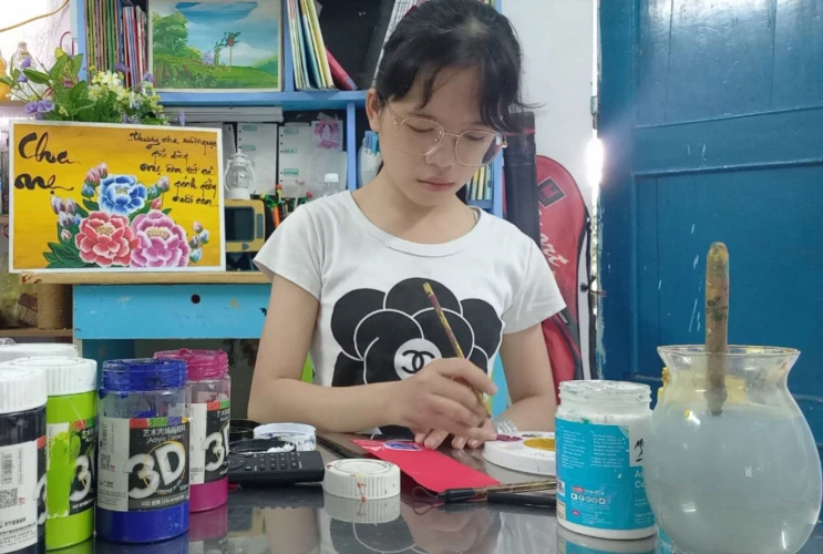 Cô Học Trò Đam Mê Vẽ Tranh Và Thư Pháp