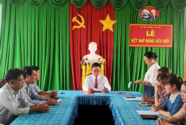 Chi bộ Tiểu học Phước Lại tổ chức lễ kết nạp Đảng viên cho Quần chúng Trần Thụy Phương Thảo