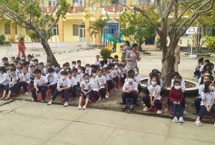 Liên đội trường Tiểu học Phước Lại tổ chức chuyên đề "Mỗi tuần một câu chuyện đẹp, một cuốn sách hay, một tấm gương sáng"
