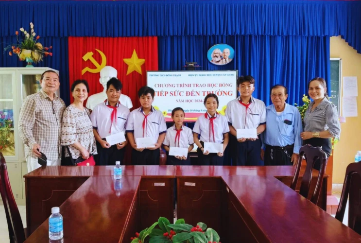 Trao học bổng tiếp sức đến trường cho học sinh có hoàn cảnh khó khăn