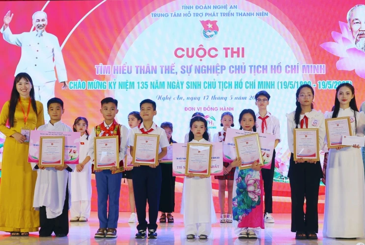 Hai học sinh Nghệ An đạt giải Nhất cuộc thi “Tìm hiểu thân thế, sự nghiệp Chủ tịch Hồ Chí Minh” năm 2025
