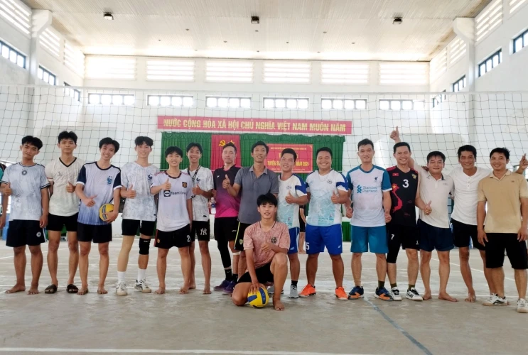 Đoàn Thanh niên Trường THPT Phan Chu Trinh giao lưu bóng chuyền cùng Đoàn Công an xã Nhơn Hải