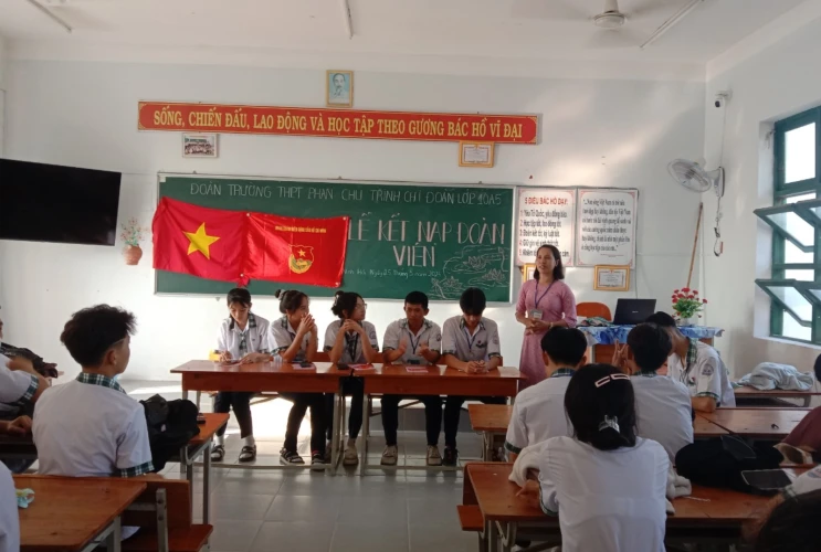 Chúc mừng 54 học sinh đã đứng vào hàng ngũ của Đoàn TNCS Hồ Chí Minh