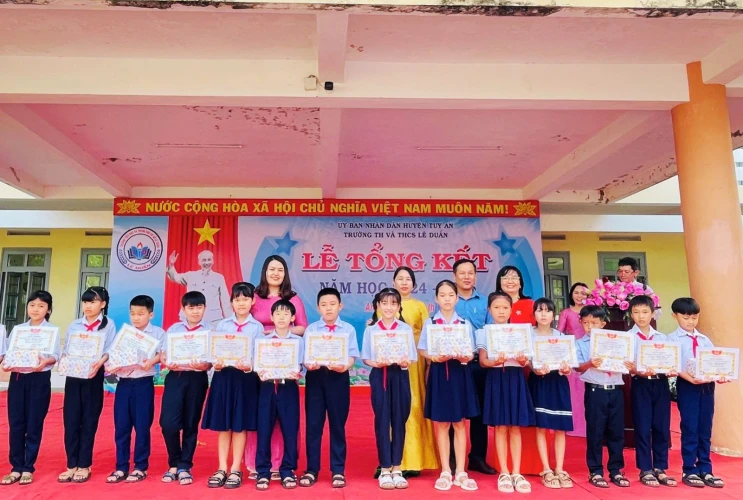 Trường TH - THCS Lê Duẩn tổ chức Lễ tổng kết năm học 2024 - 2025