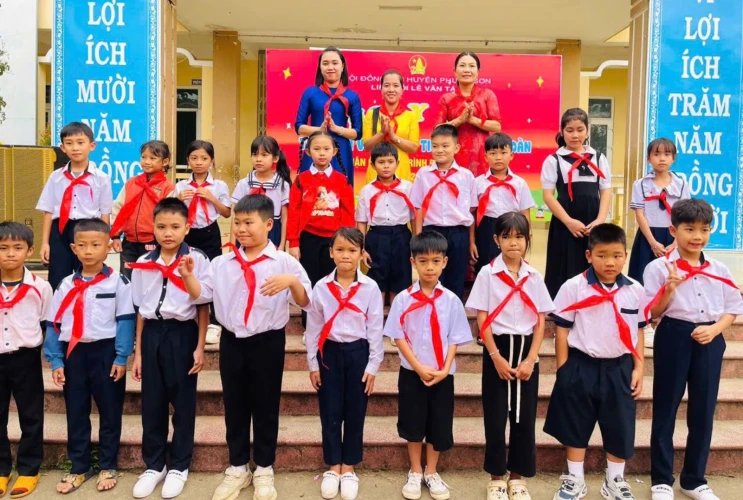 Liên Đội trường Tiểu học Lê Văn Tám sôi nổi tổ chức chuỗi hoạt động chào mừng 94 năm ngày thành lập Đoàn TNCS Hồ Chí Minh