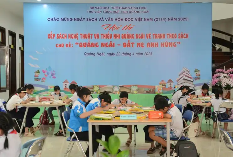 Ấn tượng Hội thi Xếp sách nghệ thuật “Quảng Ngãi – Đất mẹ anh hùng”