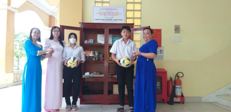 Mô hình chiếc tủ yêu thương, hạnh phúc của công đoàn trường TH và THCS Phước Vĩnh Tây