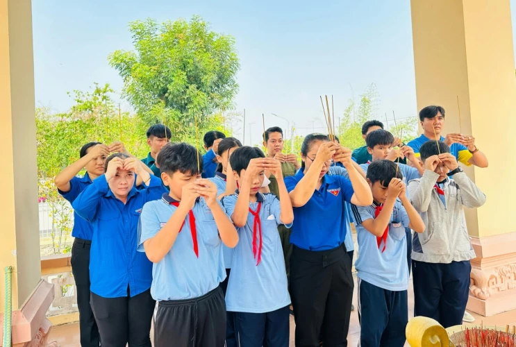 Thực hiện công trình thanh niên "Chăm sóc nhà che bia"