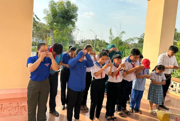 Hành trình đến với địa chỉ đỏ: Lễ viếng đài tưởng niệm các anh hùng liệt sĩ tại xã Bình An