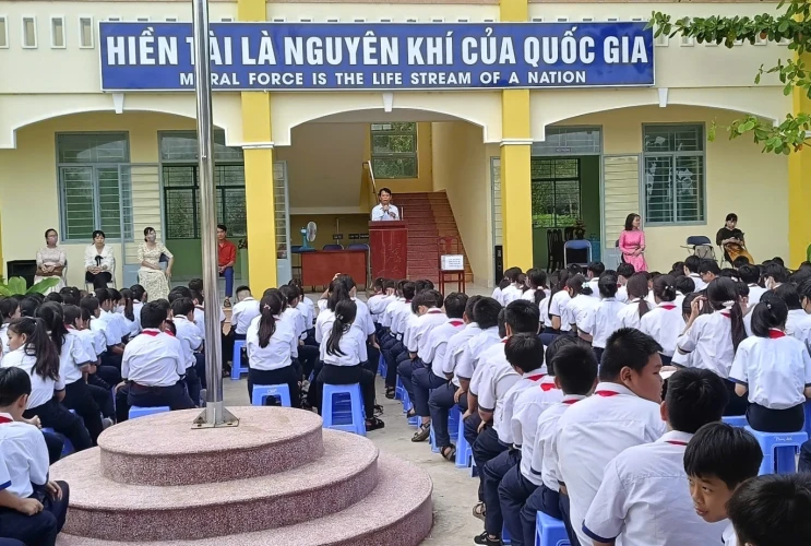 Liên đội trường ủng hộ đồng bào vùng chịu thiệt hại của bão lũ