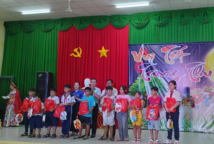Tổ chức tết trung thu và trao quà cho học sinh có hoàn cảnh khó khăn