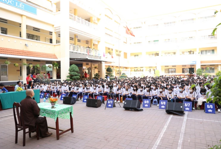 Đại đức Thích Lệ Ngôn thăm và giao lưu tại trường nhân Ngày hội chia sẻ yêu thương