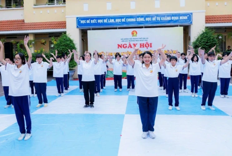 Nhiều thành tích trong sự nghiệp "trồng người"