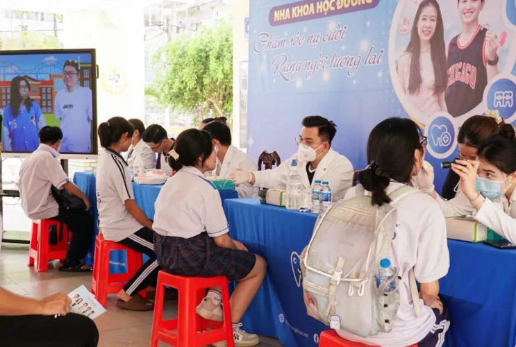 Tổ chức thăm khám răng miệng định kỳ cho học sinh