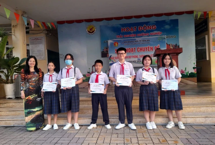 Trao Thưởng Cá Nhân và Tập Thể Lớp Đạt Thành Tích Xuất Sắc Trong Học Tập và Sử Dụng Thư Viện Số