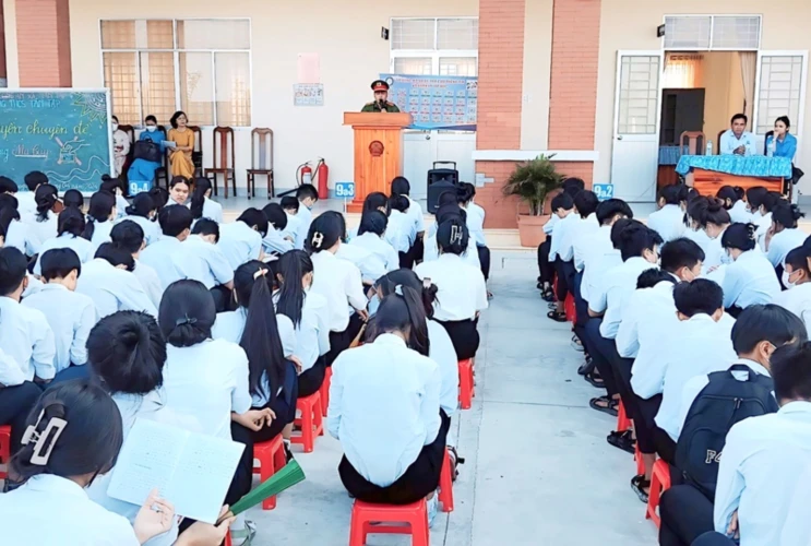 Công an xã Tân Tập tuyên truyền phòng chống ma túy, thuốc lá điện tử; phổ biến pháp luật về an toàn giao thông