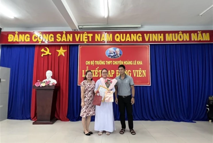 Chi bộ Trường THPT Chuyên Hoàng Lê Kha kết nạp Đảng viên mới năm học 2022-2023