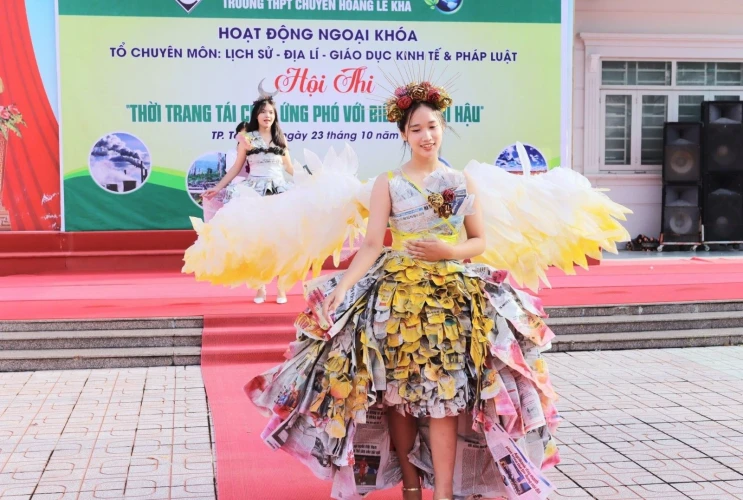 Hoạt động ngoại khóa: Hội thi “Thời trang tái chế - Ứng phó với biến đổi khí hậu”