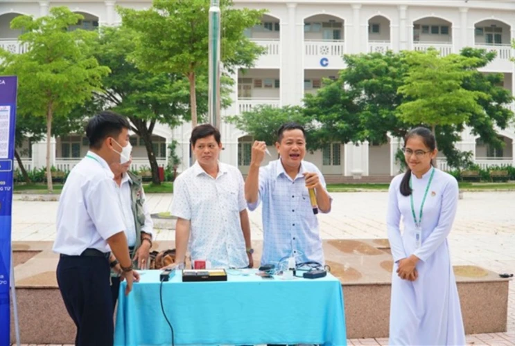 Kết nối Khoa học sáng tạo cho học sinh Trường THPT Chuyên Hoàng Lê Kha