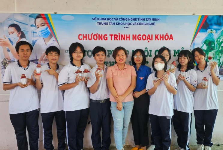 Hoạt động CLB sinh học “Tìm hiểu về phương pháp nuôi cấy mô”