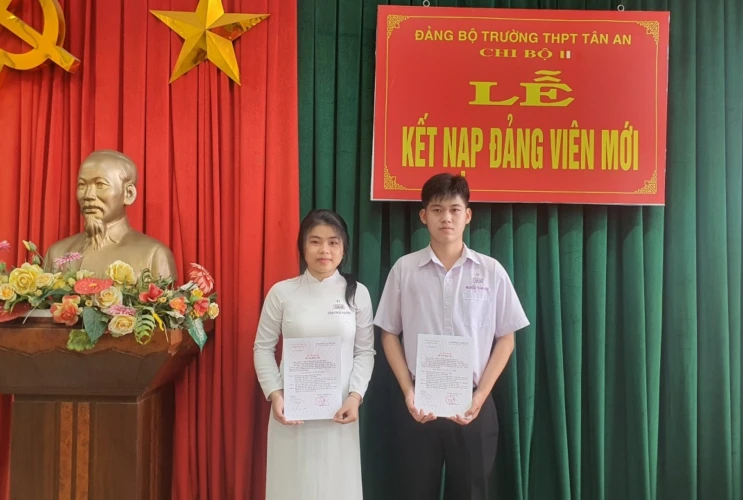 Lễ Kết nạp Đảng viên mới tại trường THPT Tân An