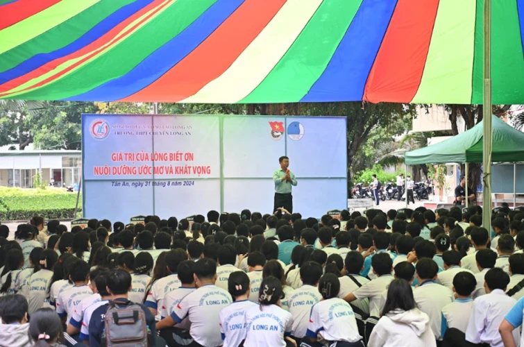 Hoạt động giáo dục kỹ năng xã hội tại trường THPT Chuyên Long An