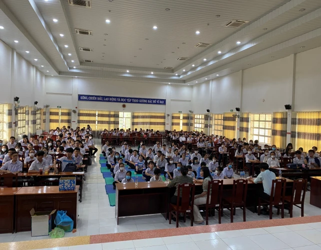 Sinh hoạt câu lạc bộ Tiếng Anh cho học sinh khối 10