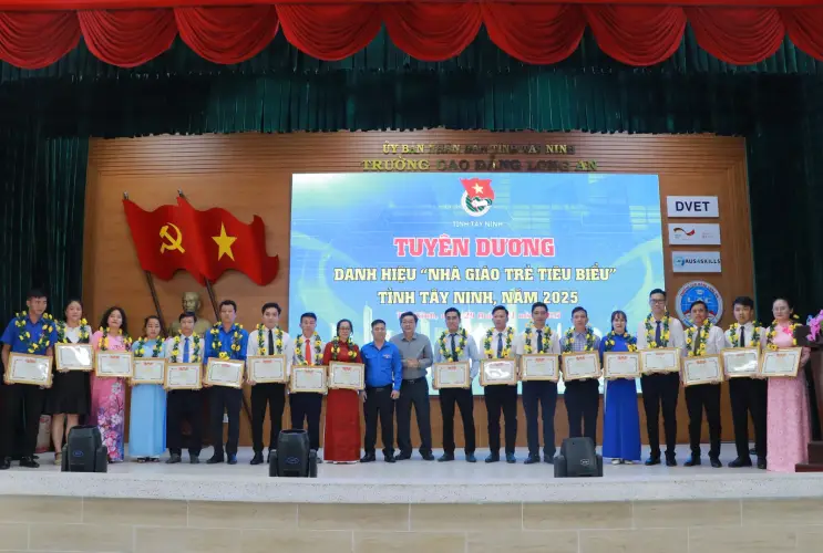 Tây Ninh: Tuyên dương “Nhà giáo trẻ tiêu biểu”, “Sinh viên 5 tốt”, “Học sinh 3 rèn luyện” và “Học sinh 3 tốt” năm 2025